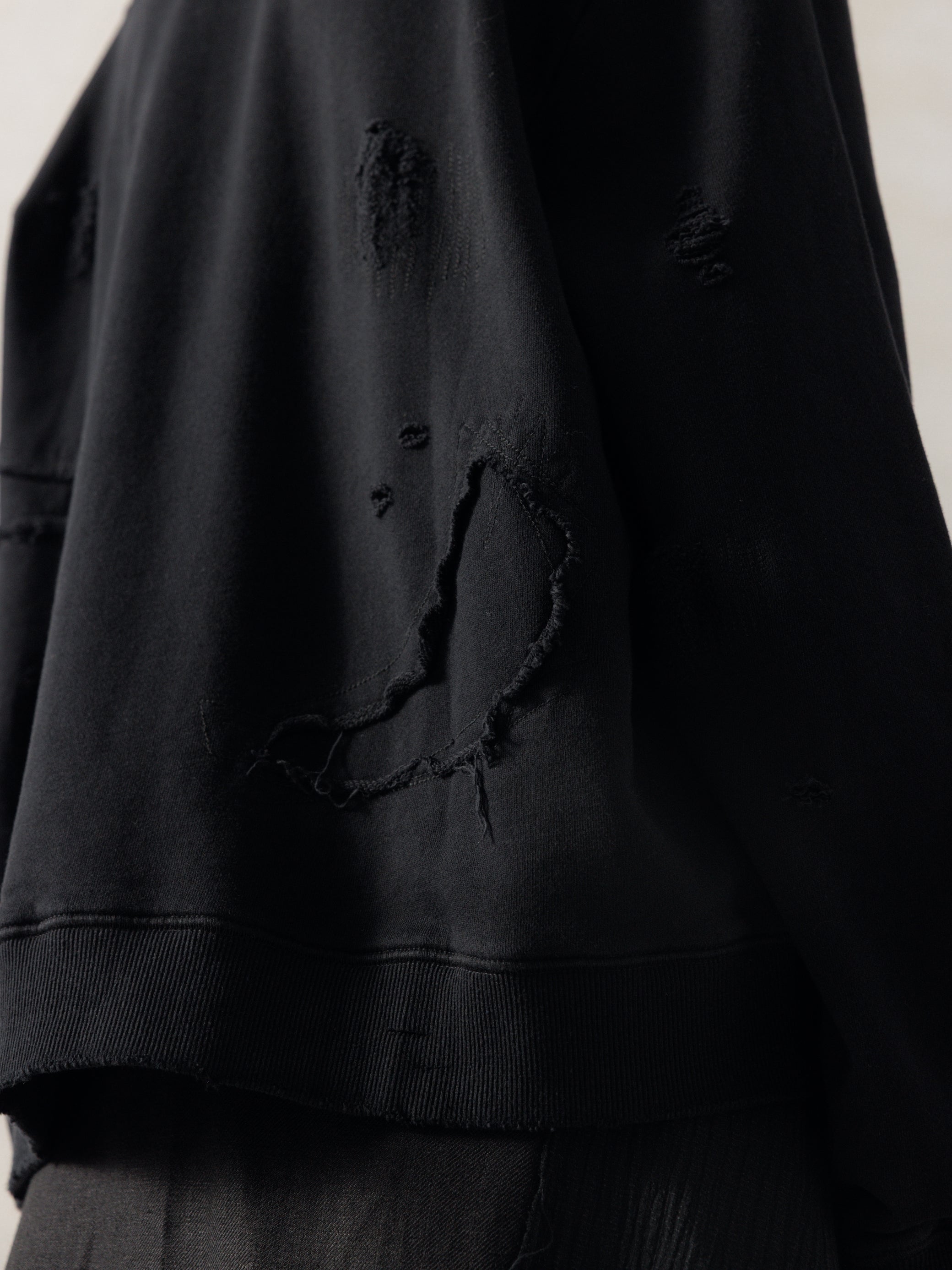 25FW｜Double V Destroyed Sweater (Black)