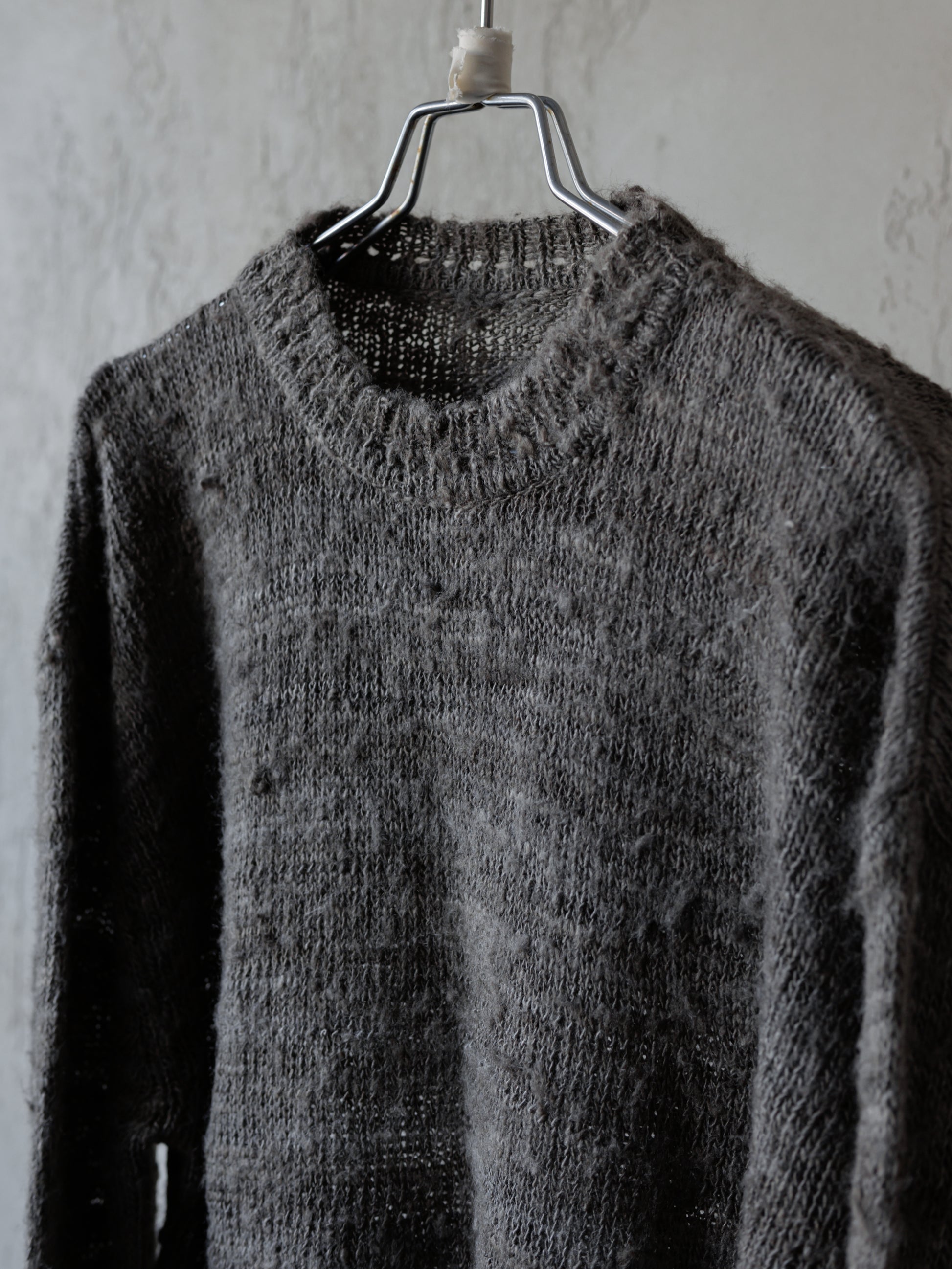 Forgotten Materials｜Tussah Silk Handspun Yarn Top (Natural Dyed Dark Grey)