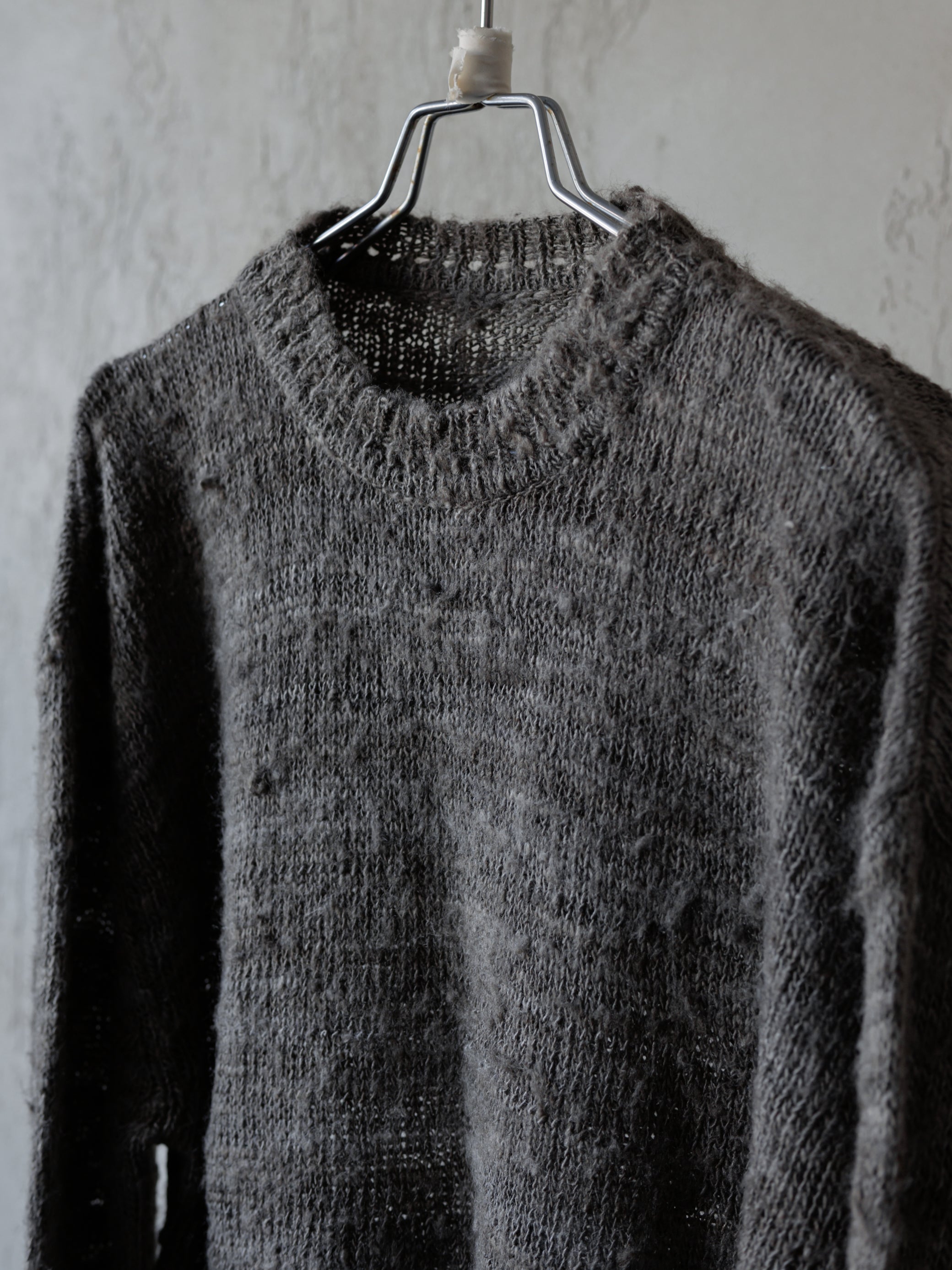 Forgotten Materials｜Tussah Silk Handspun Yarn Top (Natural Dyed Dark Grey)