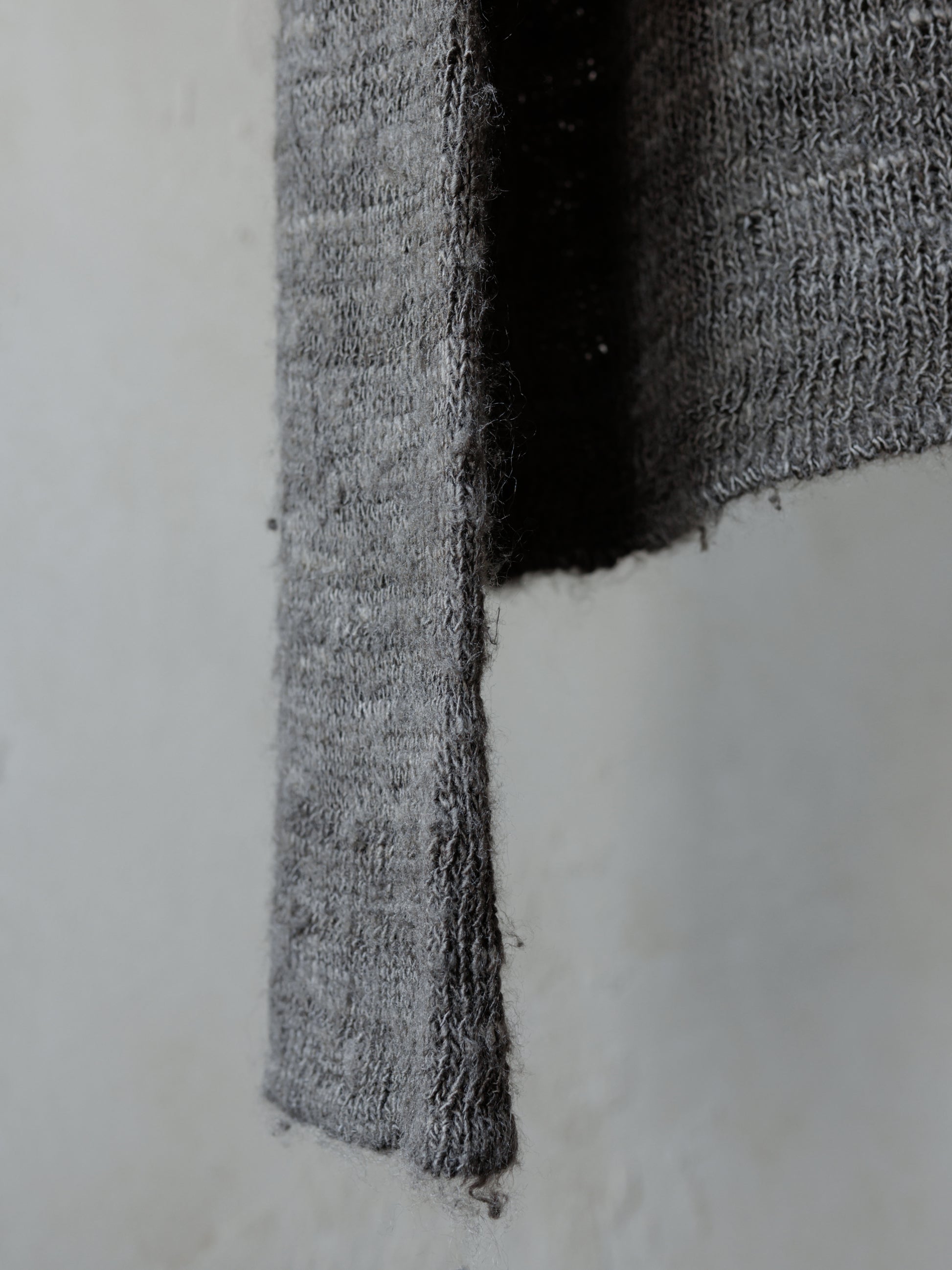 Forgotten Materials｜Tussah Silk Handspun Yarn Top (Natural Dyed Dark Grey)