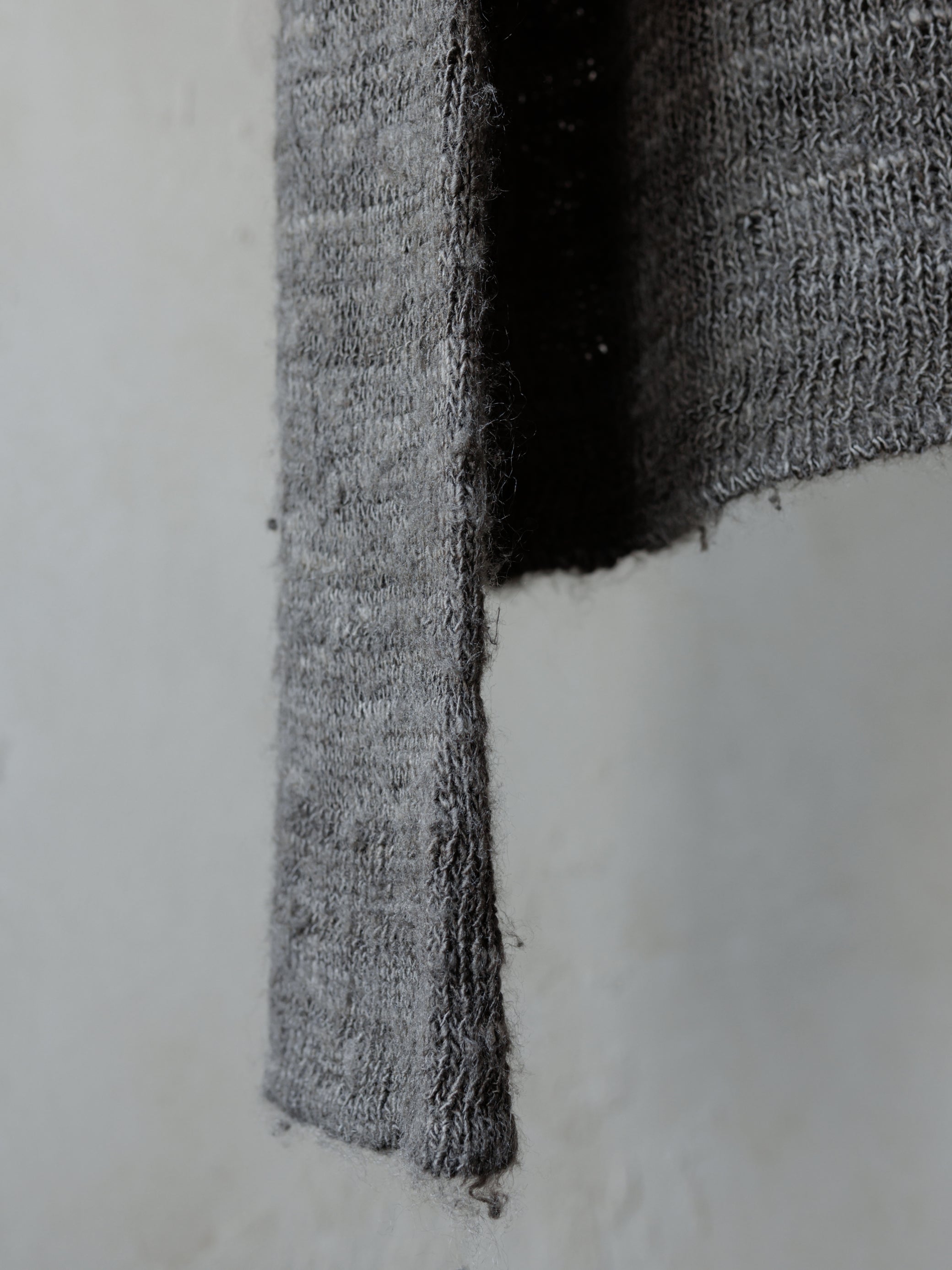 Forgotten Materials｜Tussah Silk Handspun Yarn Top (Natural Dyed Dark Grey)