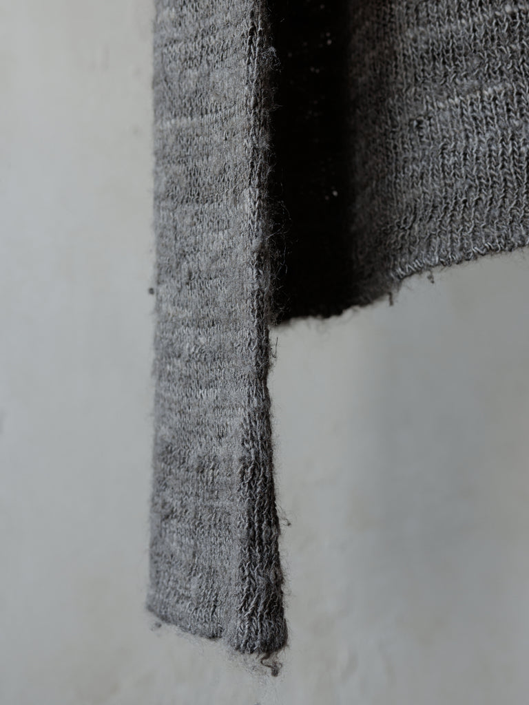Forgotten Materials｜Tussah Silk Handspun Yarn Top (Natural Dyed Dark Grey)