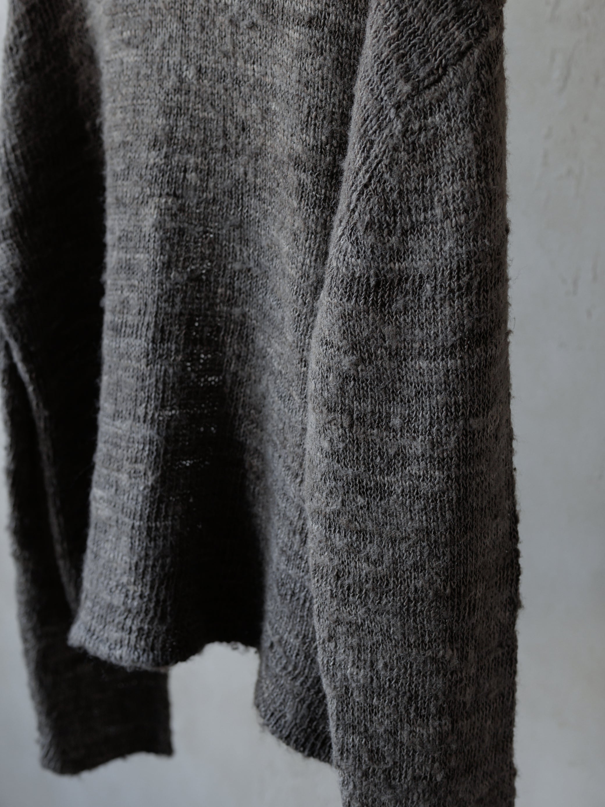 Forgotten Materials｜Tussah Silk Handspun Yarn Top (Natural Dyed Dark Grey)