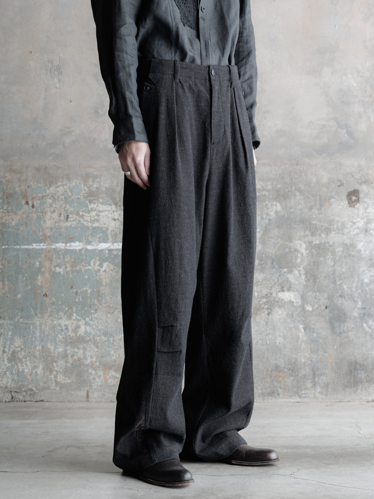 26FW｜Embroidered Overlock Trousers