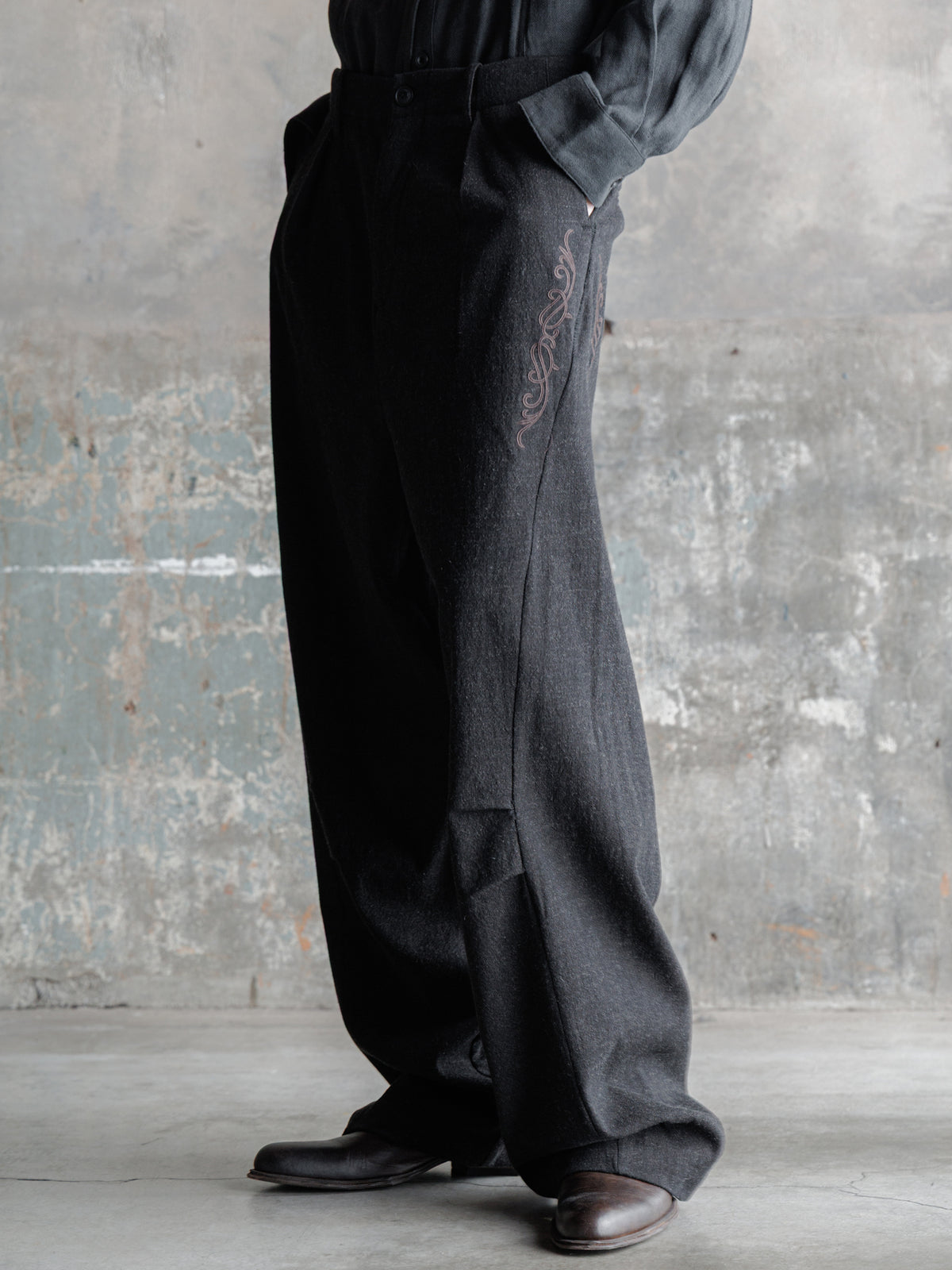 26FW｜Embroidered Overlock Trousers