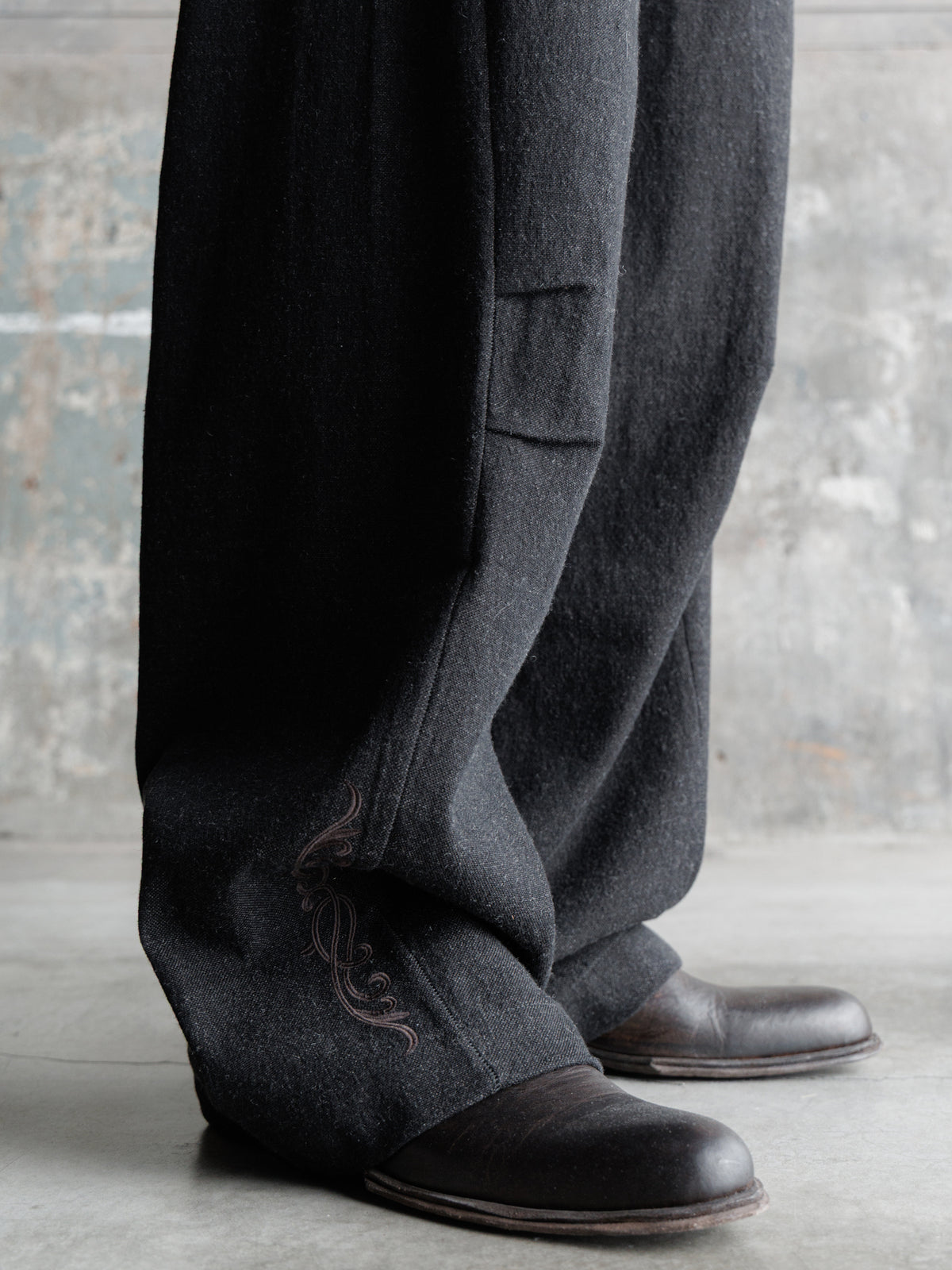 26FW｜Embroidered Overlock Trousers