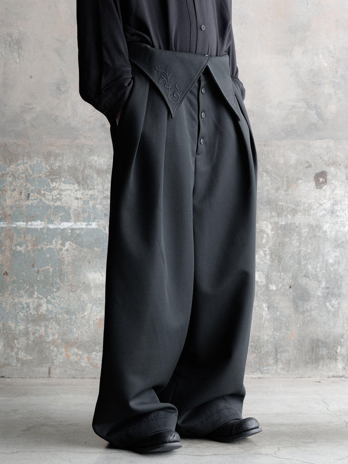 26FW｜Foldable Waist Embroidered Trousers