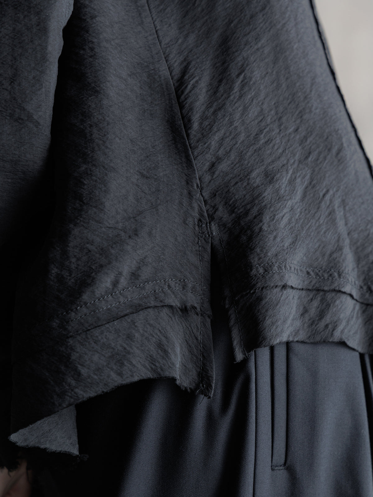 26FW WMS｜Tie-Neck Raw-Edge Shirt