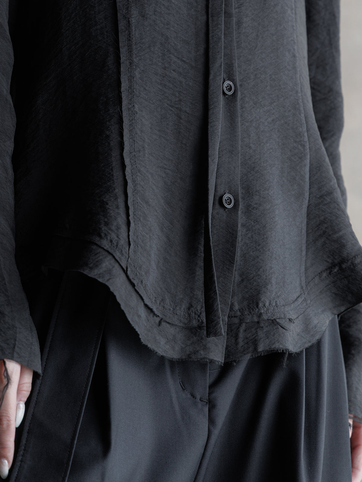 26FW WMS｜Tie-Neck Raw-Edge Shirt